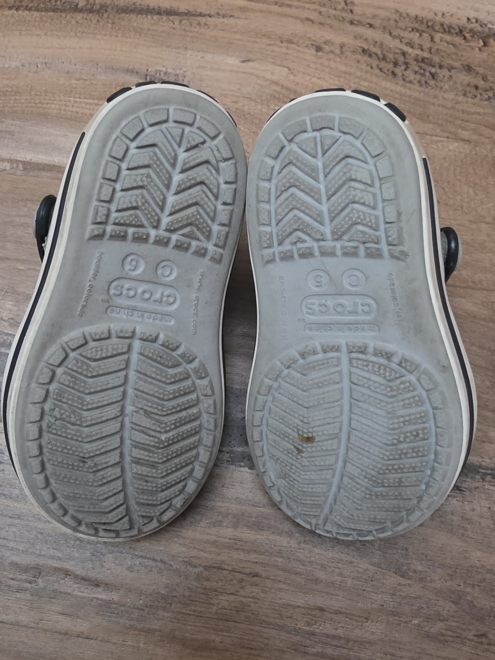 CROCS Kids Gray and Black Strap Sandals - Picture 4 of 6